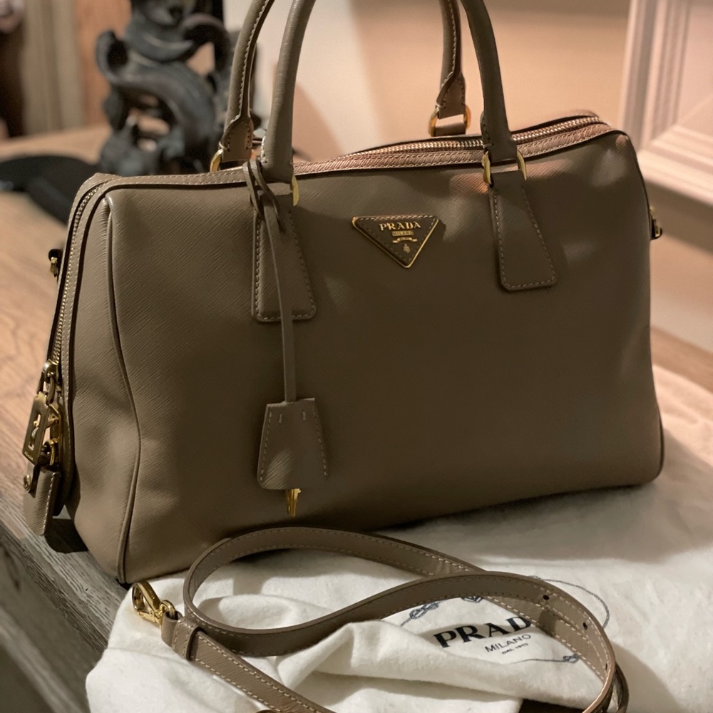 Prada Tote
Neutrals Saffiano Lux Leather
Gold-Tone Hardware
Rolled Handles